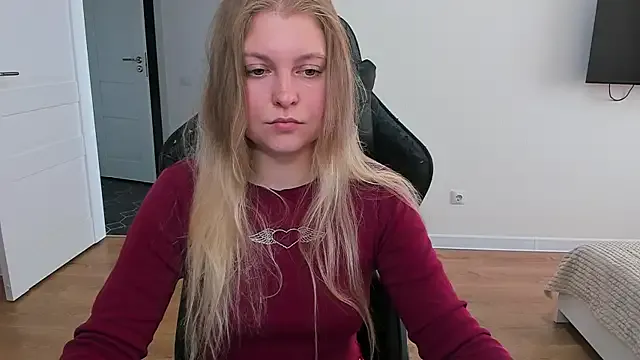 Carine – webcam model profile photo Image 9