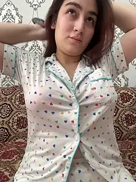 AdelinaLuuna – webcam model profile photo Image 2