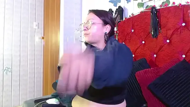 MiraKova – webcam model profile photo Image 17