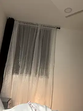 Carine – webcam model profile photo Image 7