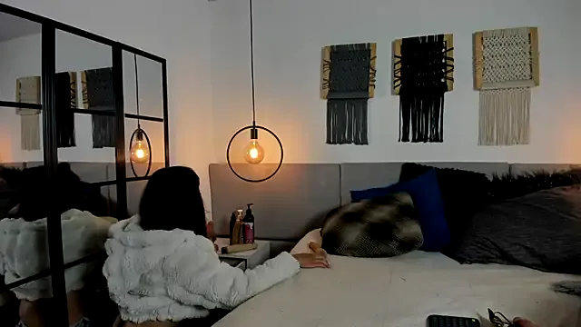 AdeleWood – webcam model profile photo Image 2