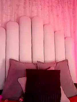 MiraKova – webcam model profile photo Image 14