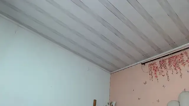 MiraKova – webcam model profile photo Image 3