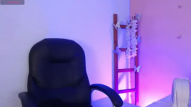 MiraKova – webcam model profile photo Image 7