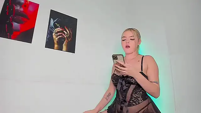 MilaDelays – webcam model profile photo Image 14