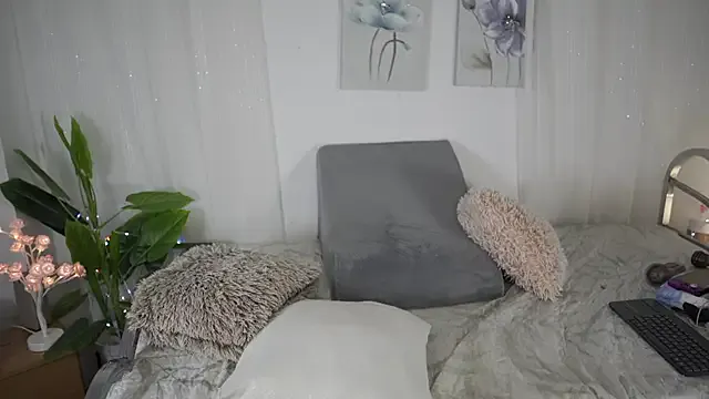 MiraKova – webcam model profile photo Image 7