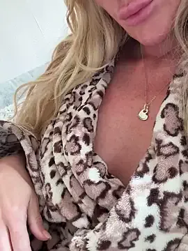 EsmeBrowm – webcam model profile photo Image 6