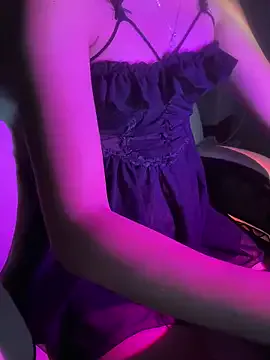 LynBardon – webcam model profile photo Image 10